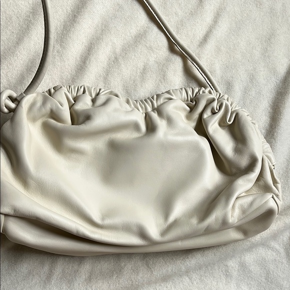 oversize cloud clutch With shoulder handle - Picture 5 of 5